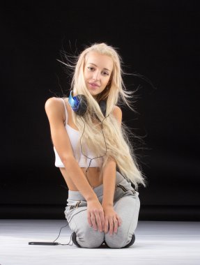 Dizlerinin üstüne oturan genç ince kadın.