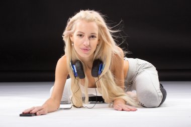 Yerde yatarken genç ince kadın.