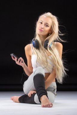 Dizlerinin üstüne oturan genç ince kadın.