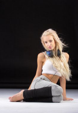 Dizlerinin üstüne oturan genç ince kadın.