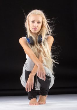 Dizlerinin üstüne oturan genç ince kadın.