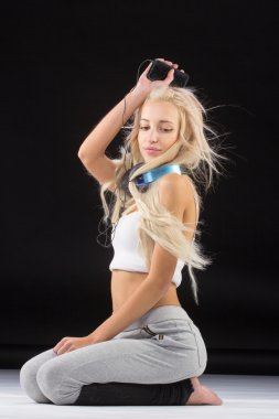 Dizlerinin üstüne oturan genç ince kadın.