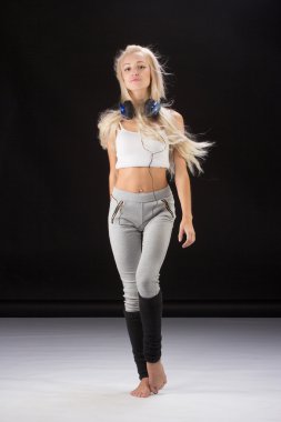 Kulaklık yerde duran gülümseyen kadın