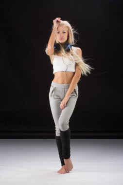 Kulaklık yerde duran gülümseyen kadın