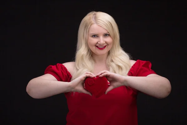 Plus Size Frau im roten Kleid mit Geschenkbox — Stockfoto