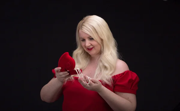 Mujer de talla grande en vestido rojo con caja de regalo —  Fotos de Stock