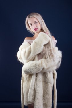 Genç kadın moda Model beyaz Kürk giymiş