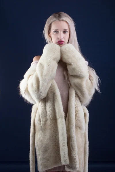 Young Woman Fashion Model dressed in white fur coat — Stock Photo, Image