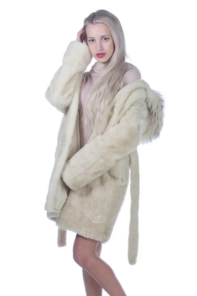 白い毛皮のコートを着た若い女性ファッション モデル — ストック写真