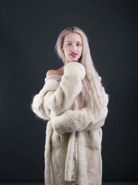 Genç kadın moda Model beyaz Kürk giymiş