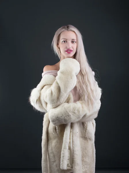 Jeune femme mannequin habillé en manteau de fourrure blanche — Photo