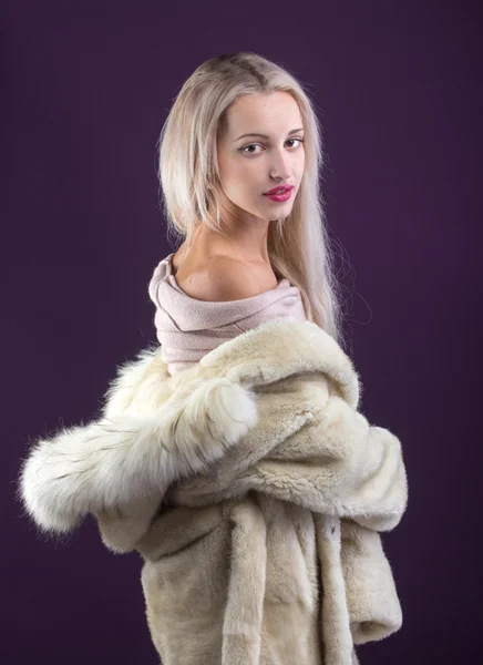 Young Woman Fashion Model dressed in white fur coat — Stock Photo, Image