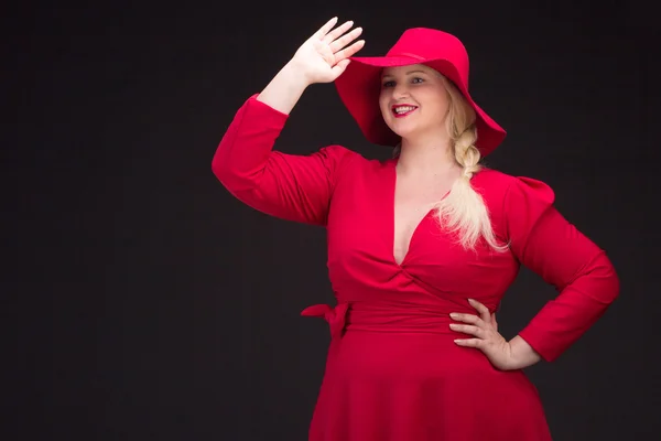 Sexy plus size mulher em chapéu vermelho com lábios vermelhos. — Fotografia de Stock