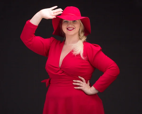 Sexy plus rozmiar kobieta w czerwony kapelusz z czerwonymi ustami. — Zdjęcie stockowe