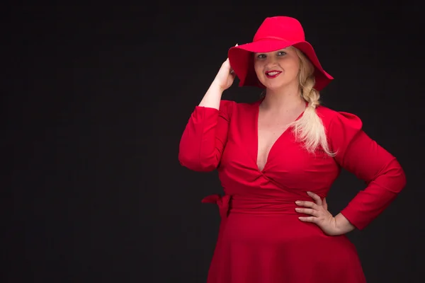 Szexi plusz méret nő piros kalapban piros ajkakkal. — Stock Fotó