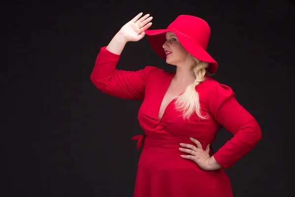 Sexy mujer de talla grande en sombrero rojo con labios rojos. —  Fotos de Stock