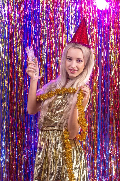 Menina bonita se divertindo em uma festa de dança — Fotografia de Stock