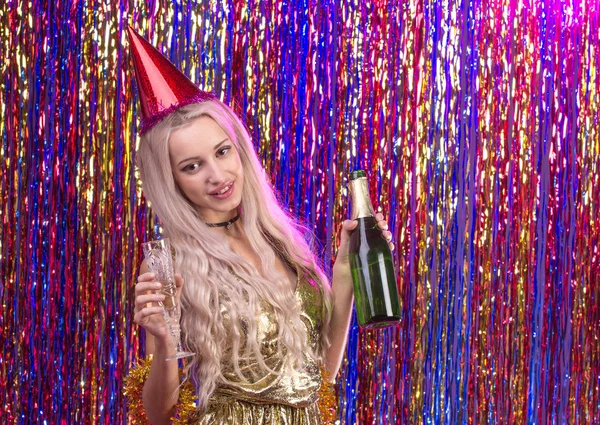 Menina bonita se divertindo em uma festa de dança — Fotografia de Stock