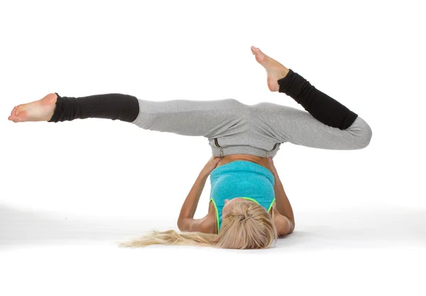 Menina fitness jovem que a coloca com as pernas para cima — Fotografia de Stock