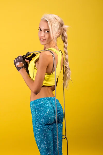 Portret van jong en gezond blond met springtouw — Stockfoto