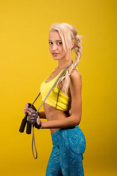 Портрет молодої і здорової блондинки з промахнутою мотузкою — стокове фото