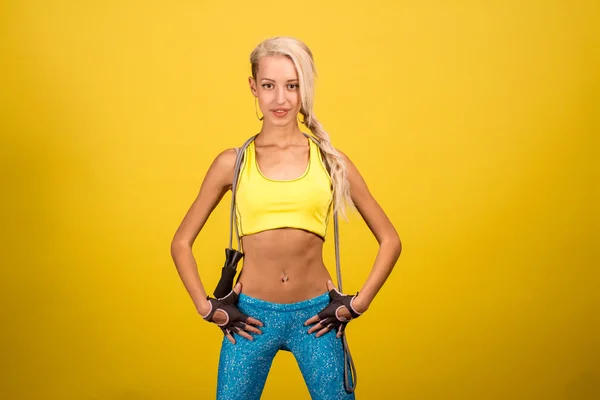 Retrato de rubia joven y saludable con cuerda para saltar — Foto de Stock