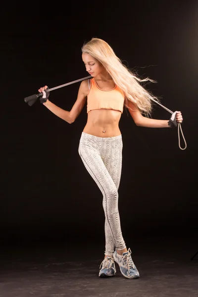 Mujer atleta con una cuerda de saltar —  Fotos de Stock