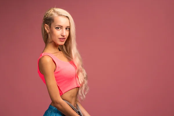 Porträtt av ung och frisk blondin med hopprep — Stockfoto
