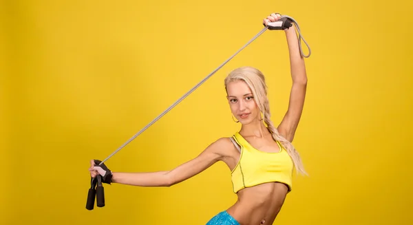 Retrato de rubia joven y saludable con cuerda para saltar —  Fotos de Stock