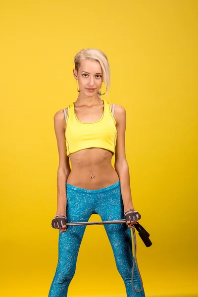 Retrato de rubia joven y saludable con cuerda para saltar —  Fotos de Stock