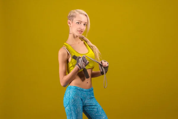 带跳绳的年轻健康金发美女的画像 — 图库照片