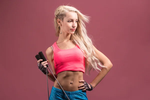 Retrato de rubia joven y saludable con cuerda para saltar —  Fotos de Stock