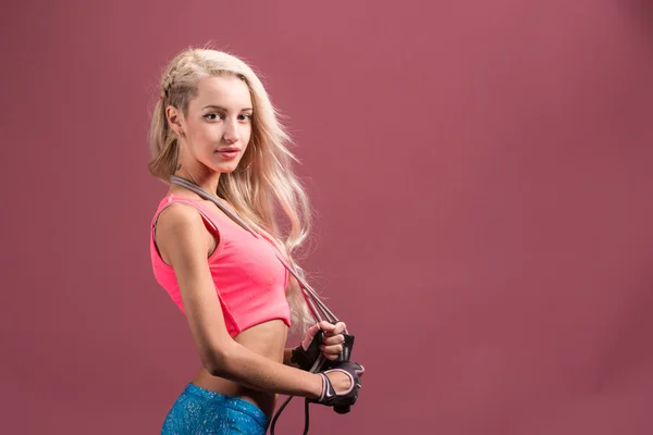 Portrait de jeune blonde en bonne santé avec corde à sauter — Photo