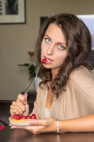 Mädchen und Kuchen — Stockfoto