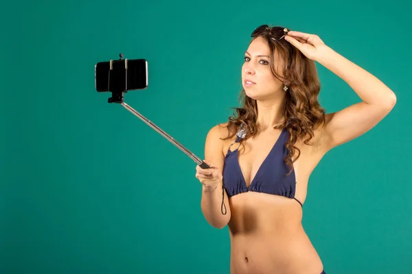 Frau im Badeanzug macht ein Selfie. — Stockfoto