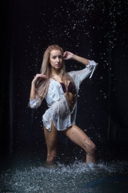 kadın yağmur altında