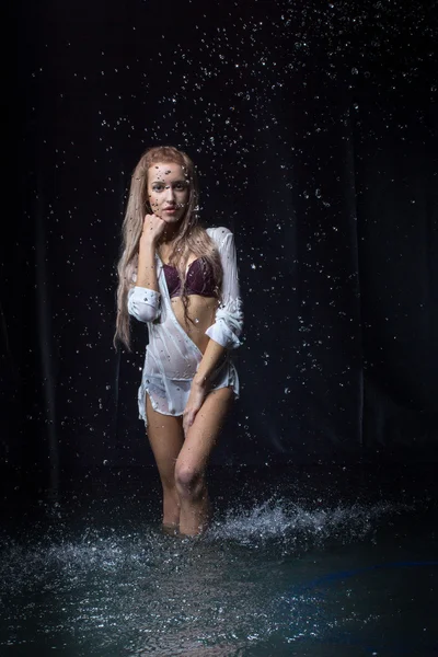 Mujer bajo la lluvia — Foto de Stock