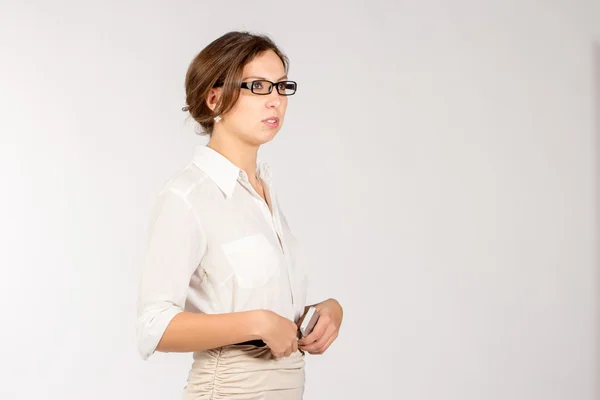 Porträt einer jungen Studentin mit Brille — Stockfoto