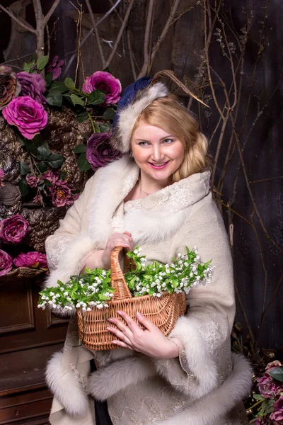 Pronóstico de primavera vintage. Plus tamaño de la mujer sobre fondo de flores — Foto de Stock