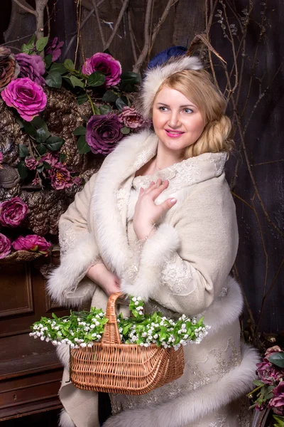 Prospecto de primavera vintage. Plus tamanho mulher no fundo da flor — Fotografia de Stock