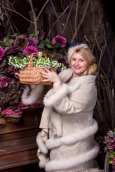 Vintage våren progect. Plus size kvinna på blomma bakgrund — Stockfoto