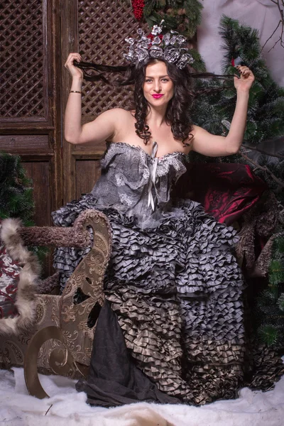 クリスマスのコンセプト。カーニバルドレスの美しい女性. — ストック写真