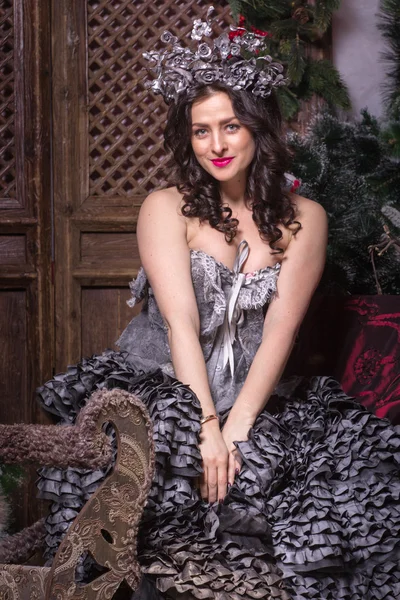 크리스마스 컨셉이야. 카니발 드레스입은 예쁜 여자. — 스톡 사진