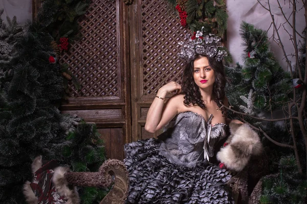 Concepto de Navidad. Mujer bonita en vestido de carnaval. —  Fotos de Stock