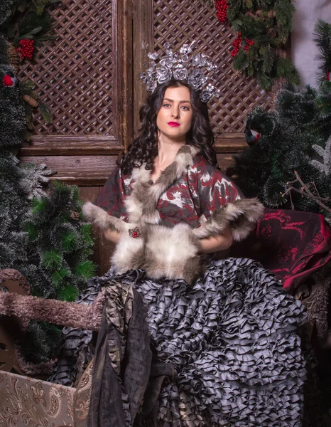 Conceito de Natal. Mulher bonita em vestido de carnaval. — Fotografia de Stock