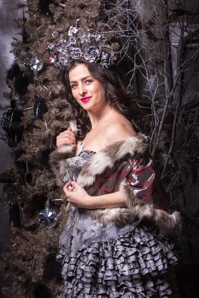 Conceito de Natal. Mulher bonita em vestido de carnaval. — Fotografia de Stock