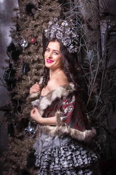 Χριστουγεννιάτικη ιδέα. Όμορφη γυναίκα με φόρεμα καρναβαλιού. — Φωτογραφία Αρχείου