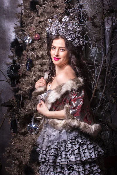Kerstconcept. Mooie vrouw in carnaval jurk. — Stockfoto