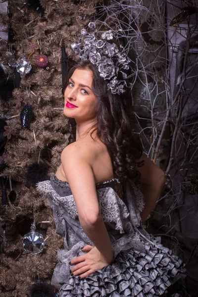 Conceito de Natal. Mulher bonita em vestido vintage. — Fotografia de Stock