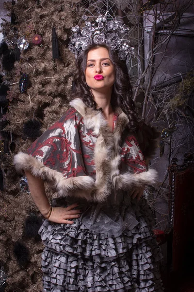 Concepto de Navidad. Mujer bonita en vestido vintage. — Foto de Stock